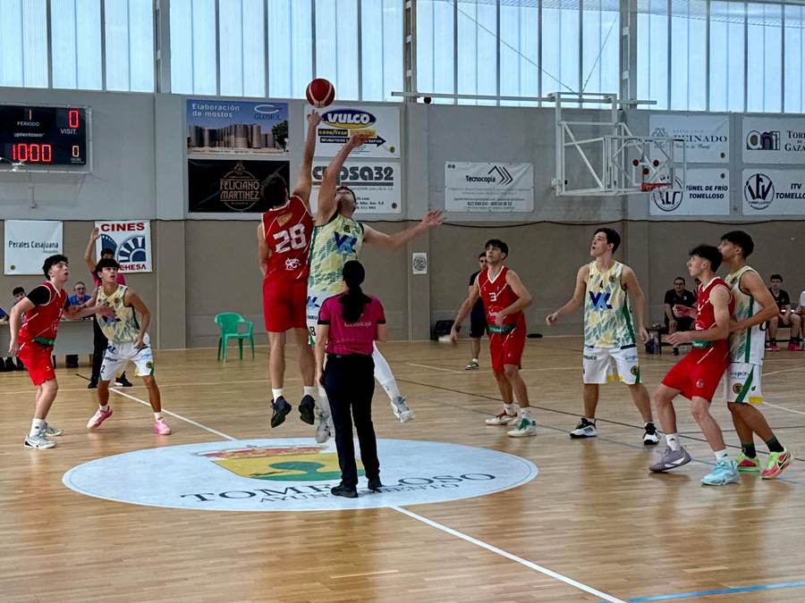 Salto inicial del amistoso de pretemporada entre el Val Brokers CB Tomelloso U19 y El Ventero CBV en el pabellón San José