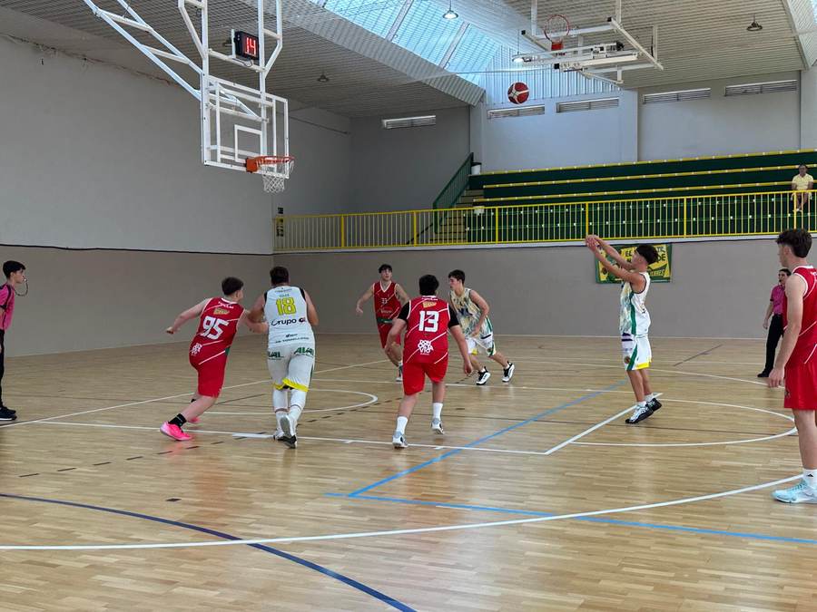 Jugadores del Val Brokers CB Tomelloso U19 en una jugada del amistoso ante El Ventero CBV