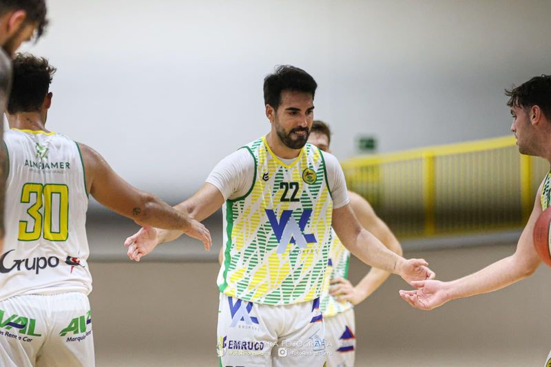 Jugadores del Val Brokers CB Tomelloso celebrando una jugada ante el BKP Buda Tattoo