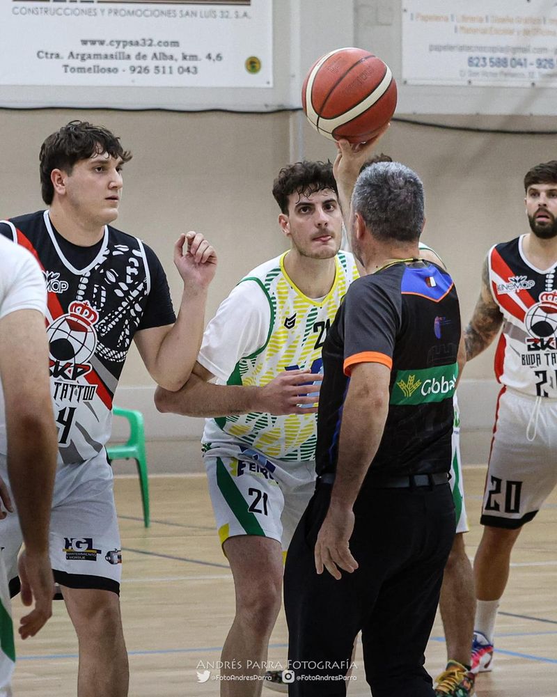 Acción del partido entre el Val Brokers CB Tomelloso y el BKP Buda Tattoo en el pabellón San José