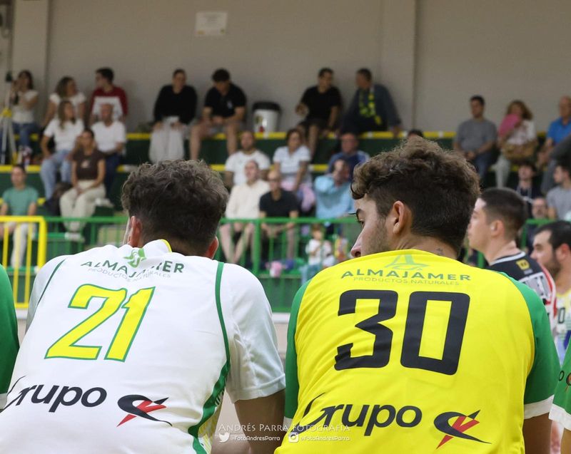 Jugadores del Val Brokers CB Tomelloso de espaldas durante el partido ante el BKP Buda Tattoo