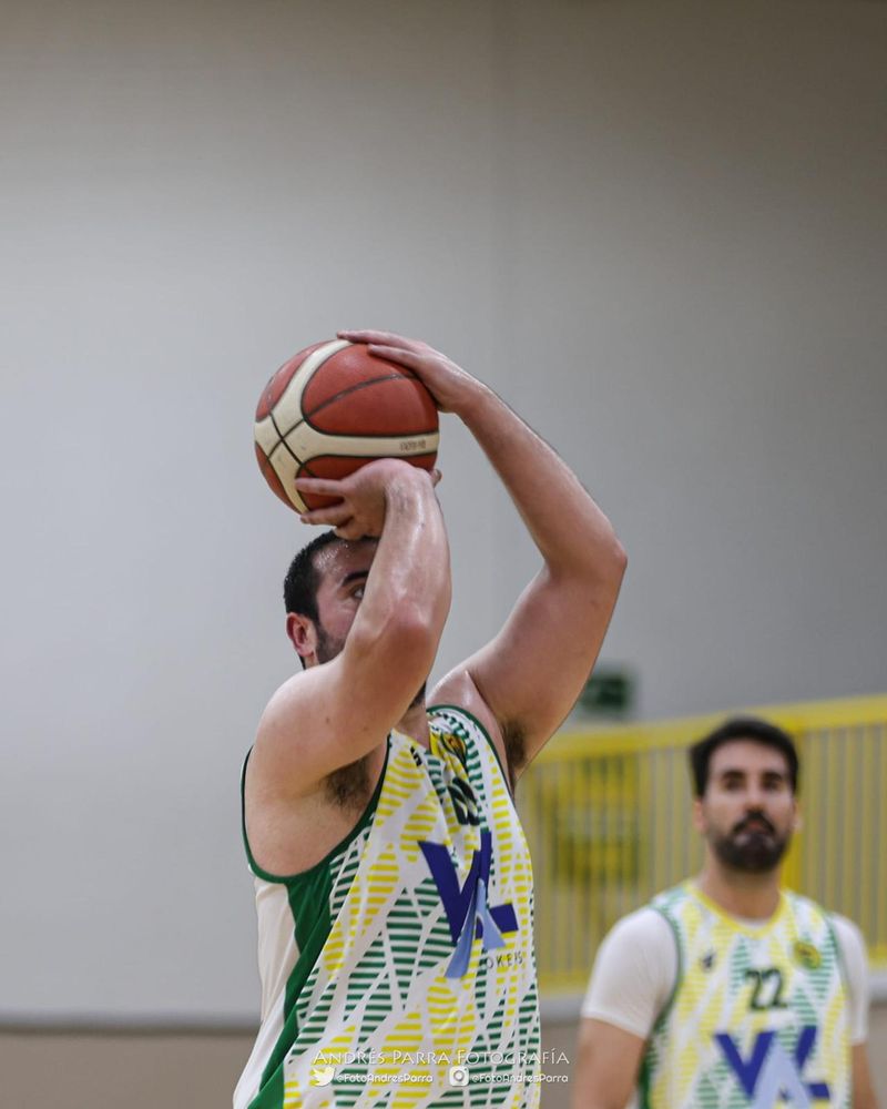 Jugador del Val Brokers CB Tomelloso lanzando un tiro libre ante el BKP Buda Tattoo