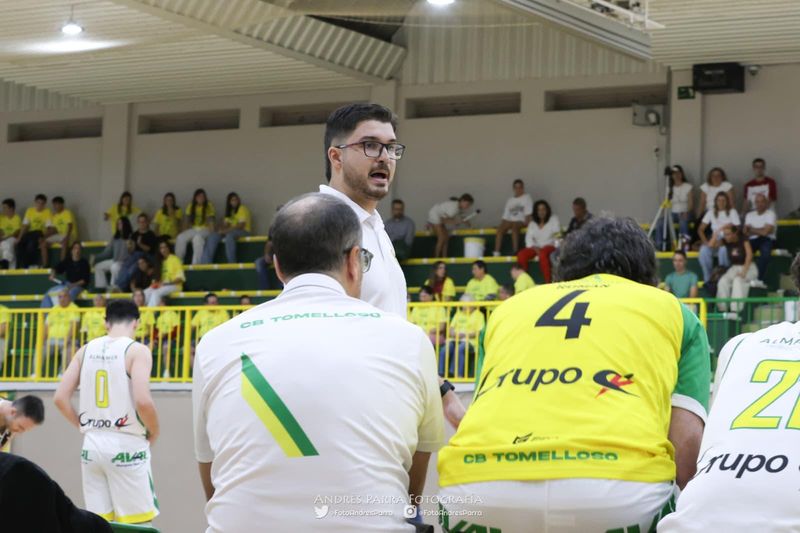 El entrenador Aarón Núñez dando instrucciones a los jugadores del Val Brokers CB Tomelloso