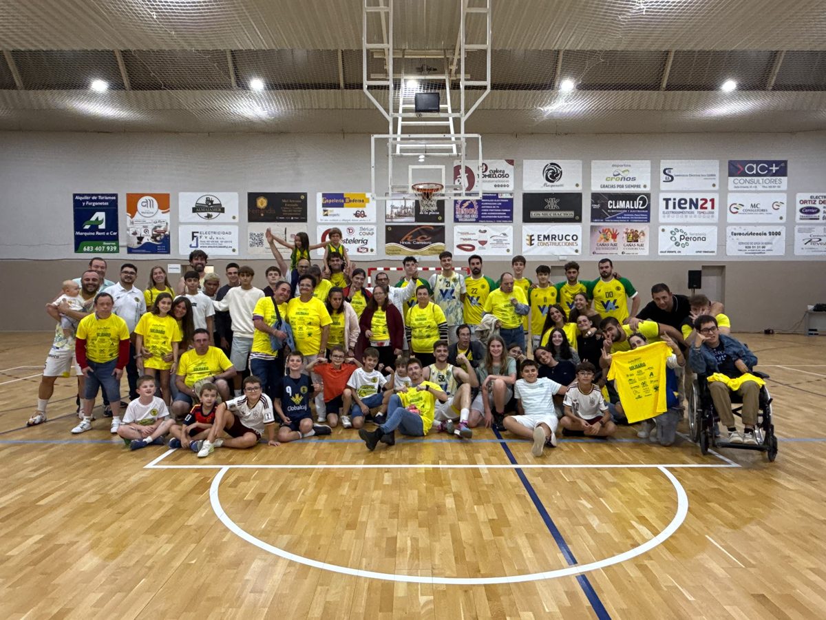 Foto de familia del Val Brokers CB Tomelloso con la afición tras la victoria ante el BKP Buda Tattoo