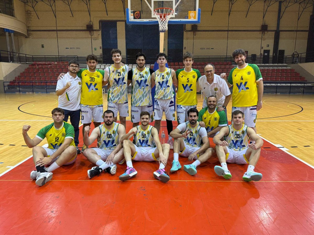 Foto de familia de jugadores y cuerpo técnico del Valbrokers CB Tomelloso tras ganar en el pabellón Puerta de Santa María de Ciudad Real