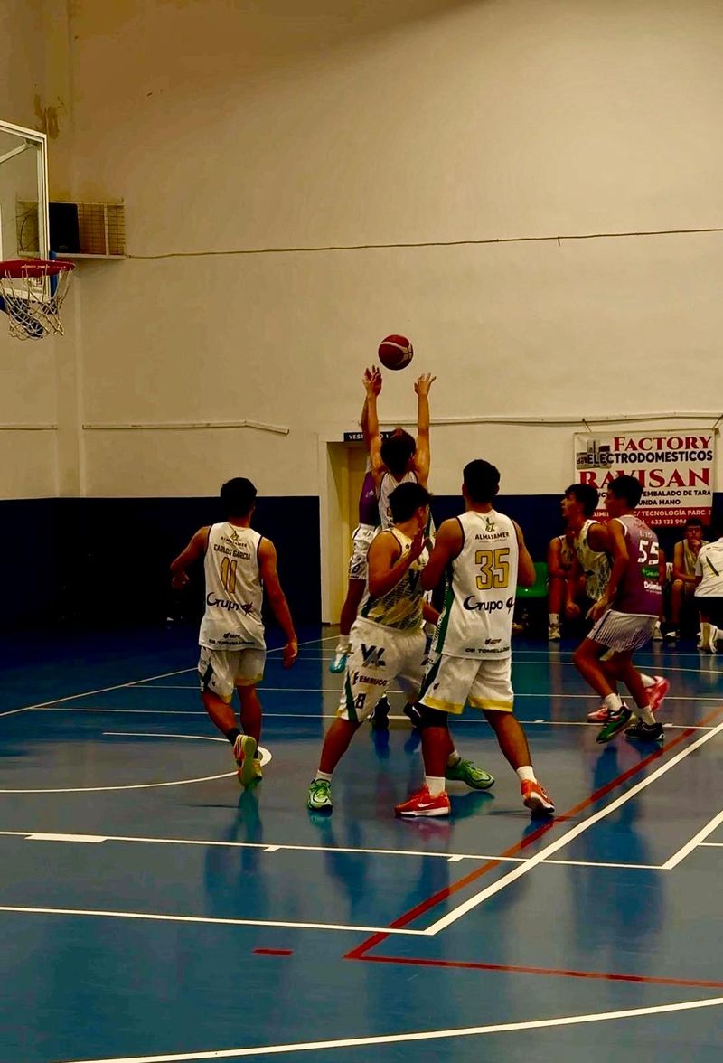 Jugadores del Val Brokers CB Tomelloso U19 en una jugada bajo el aro ante el Enosentidos-Escuela Santa Teresa