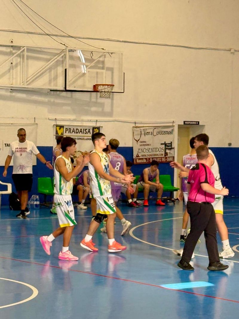 Jugadores del Val Brokers CB Tomelloso U19 saludando al equipo rival al término del partido en Daimiel
