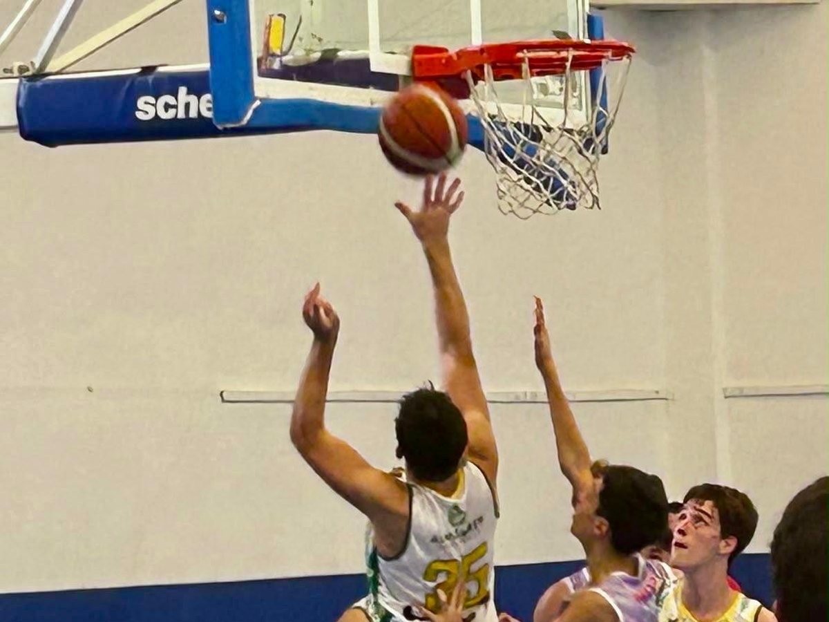 Jugador del Val Brokers CB Tomelloso U19 anotando una bandeja en el partido ante el Enosentidos-Escuela Santa Teresa en Daimiel