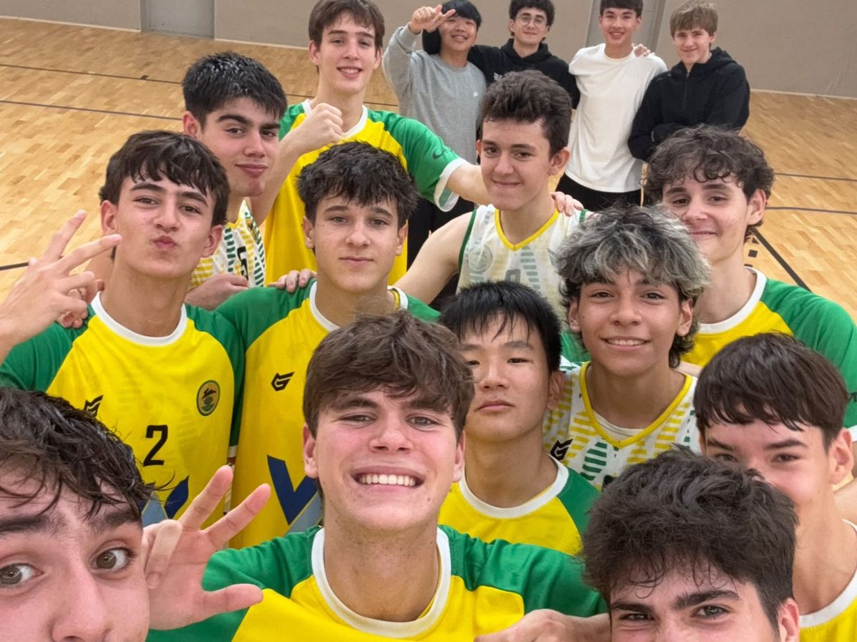 Selfi de los jugadores del Valbrokers CB Tomelloso U19 celebrando la victoria ante el CB Manzanares en el pabellón San José