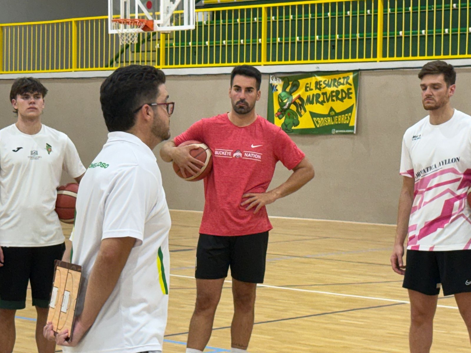 El entrenador Aarón Núñez junto a jugadores del primer equipo en el pabellón San José