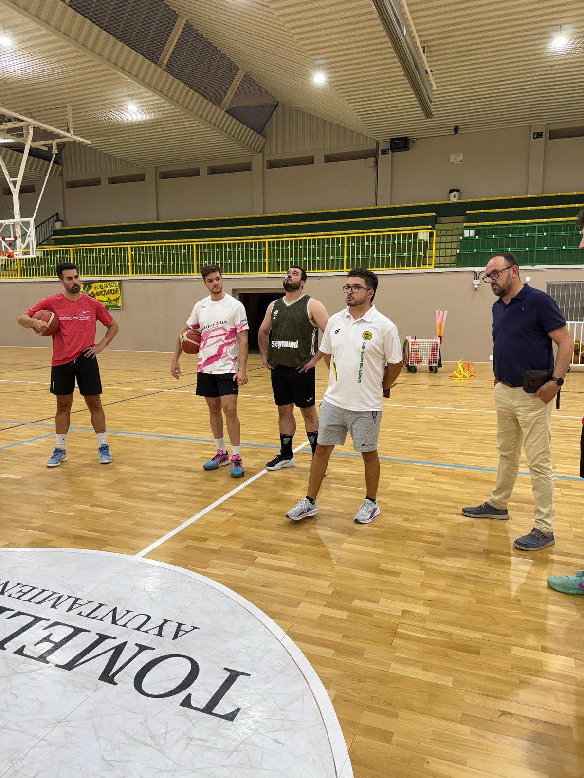 La directiva del Val Brokers CB Tomelloso junto al cuerpo técnico y jugadores en el primer entrenamiento