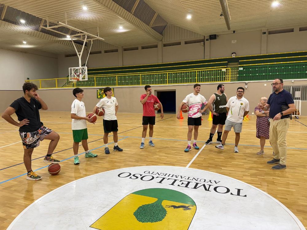 El equipo sénior del Val Brokers CB Tomelloso, con la directiva, en el primer entrenamiento de la pretemporada 2026-27