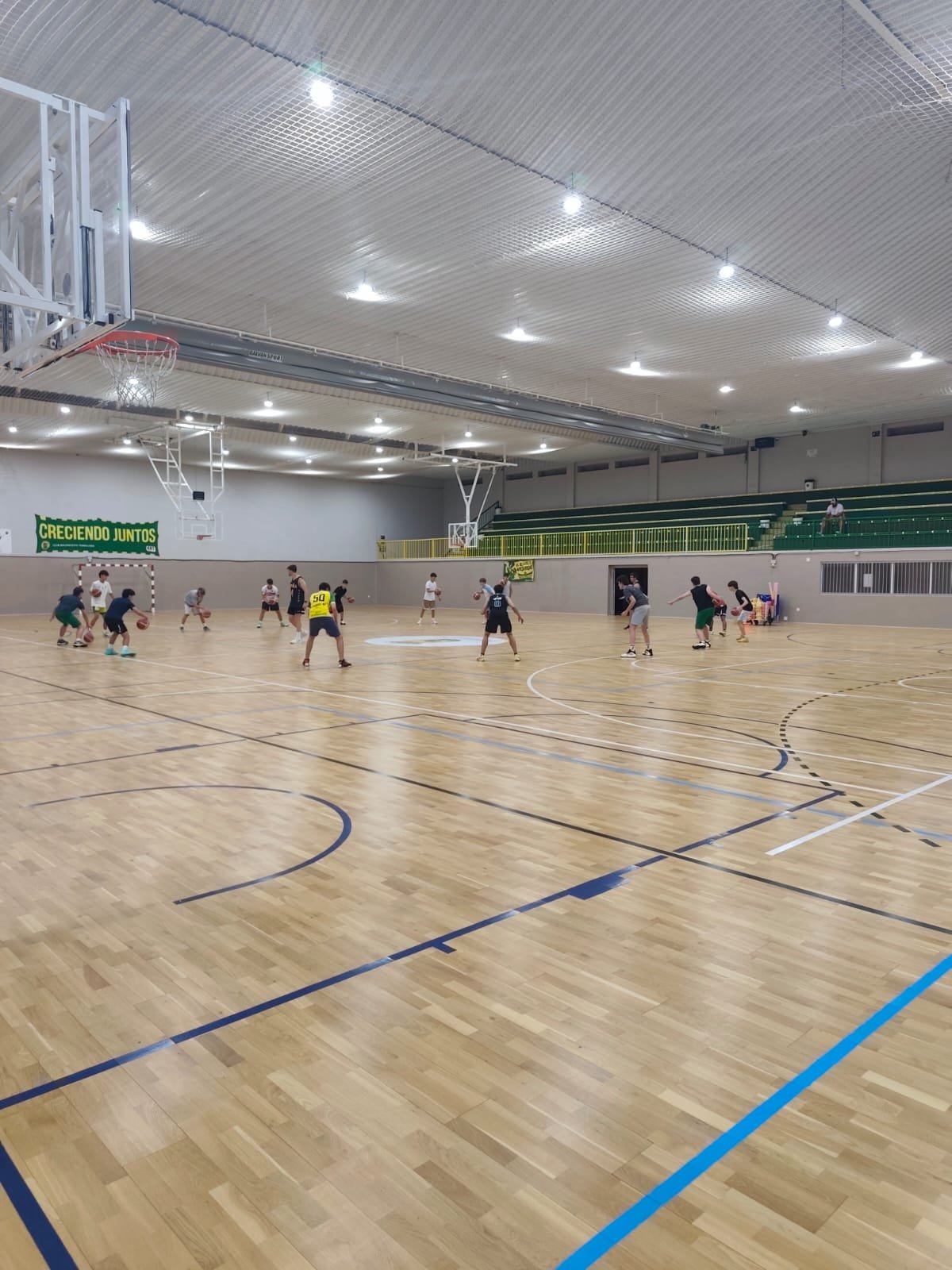 Jugadores del U19 del Val Brokers CB Tomelloso en corro durante el primer entrenamiento de la pretemporada