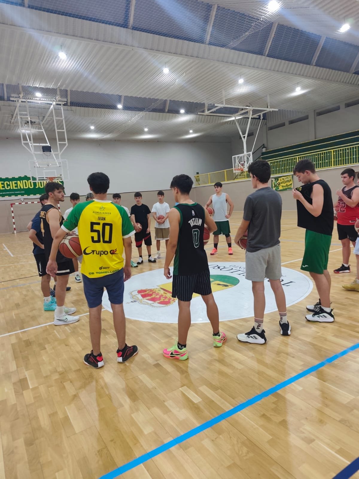 Jugadores del U19 del Val Brokers CB Tomelloso realizando ejercicios de bote en el pabellón San José