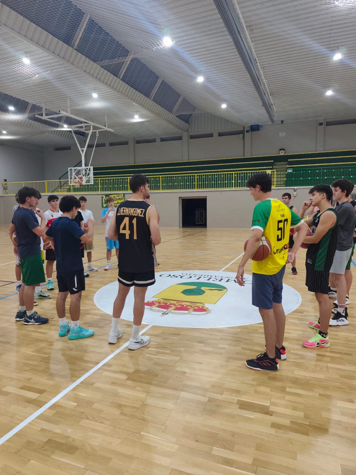 Jugadores del U19 del Val Brokers CB Tomelloso escuchando las indicaciones del entrenador