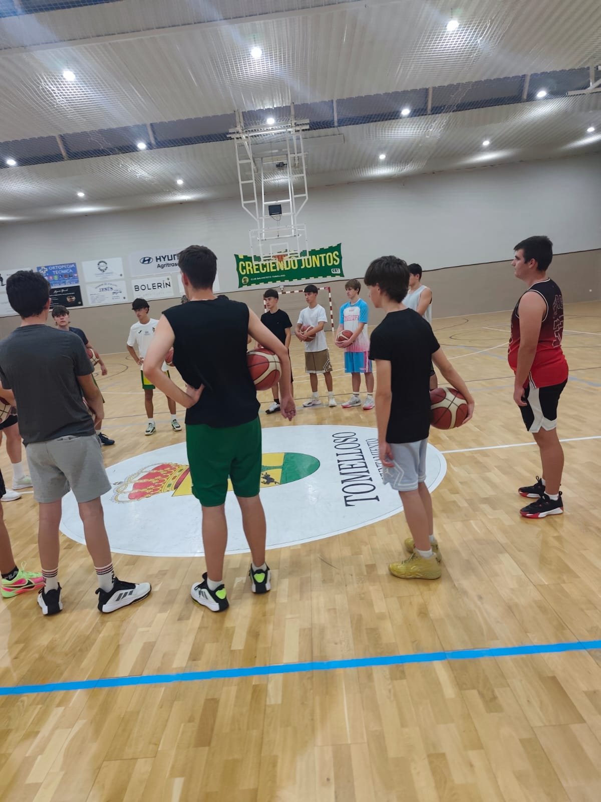 Jugadores del U19 del Val Brokers CB Tomelloso con balones en el primer entrenamiento
