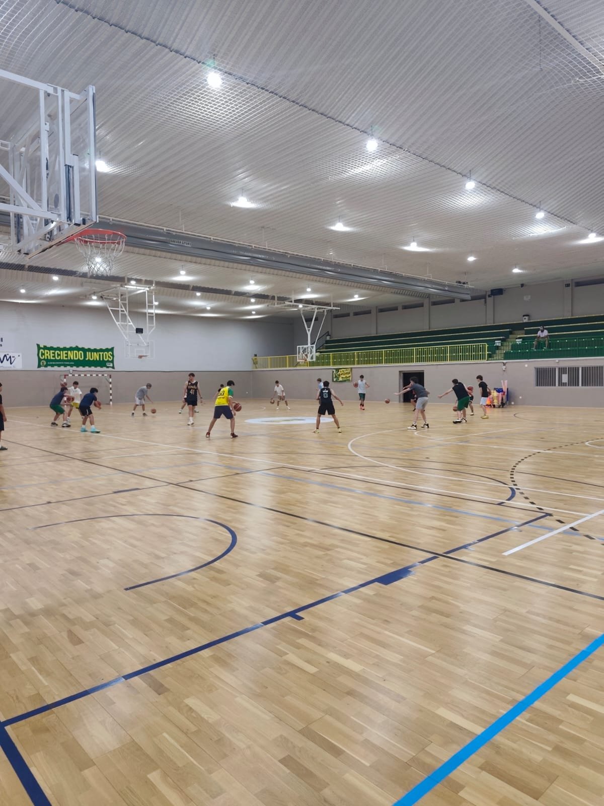 Jugadores del U19 del Val Brokers CB Tomelloso durante un ejercicio en el pabellón San José
