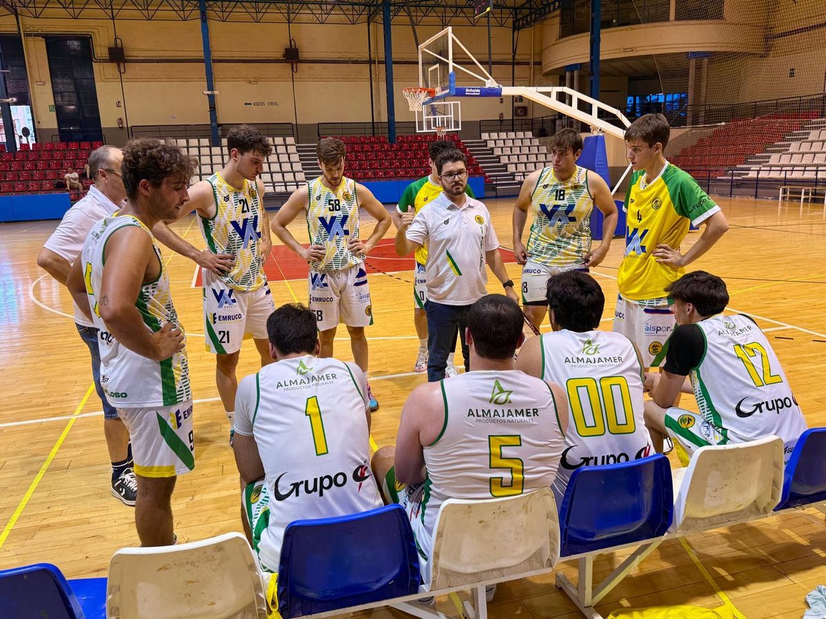 Aarón Núñez da instrucciones a los jugadores del Valbrokers CB Tomelloso durante un tiempo muerto