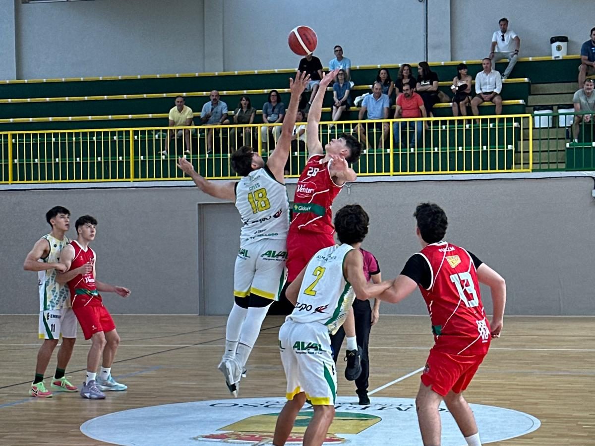 Salto inicial de un partido del Valbrokers CB Tomelloso U19 en el pabellón San José