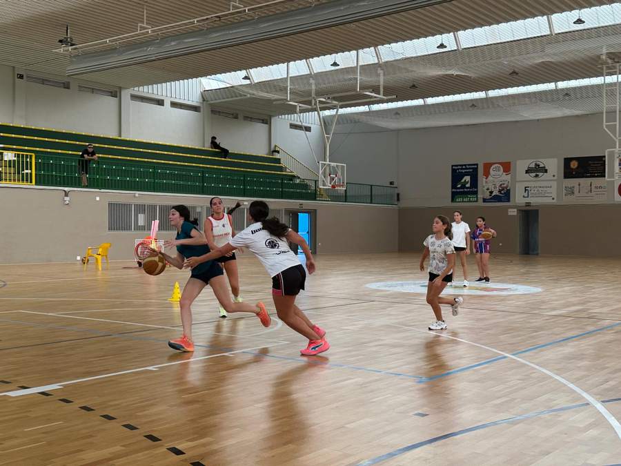 Participantes del Campus de Pretemporada del CB Tomelloso jugando en el pabellón San José
