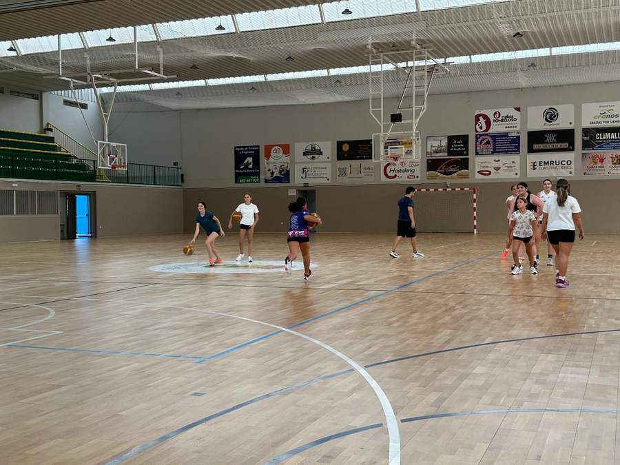 Ejercicios de bote de balón durante el Campus de Pretemporada del CB Tomelloso