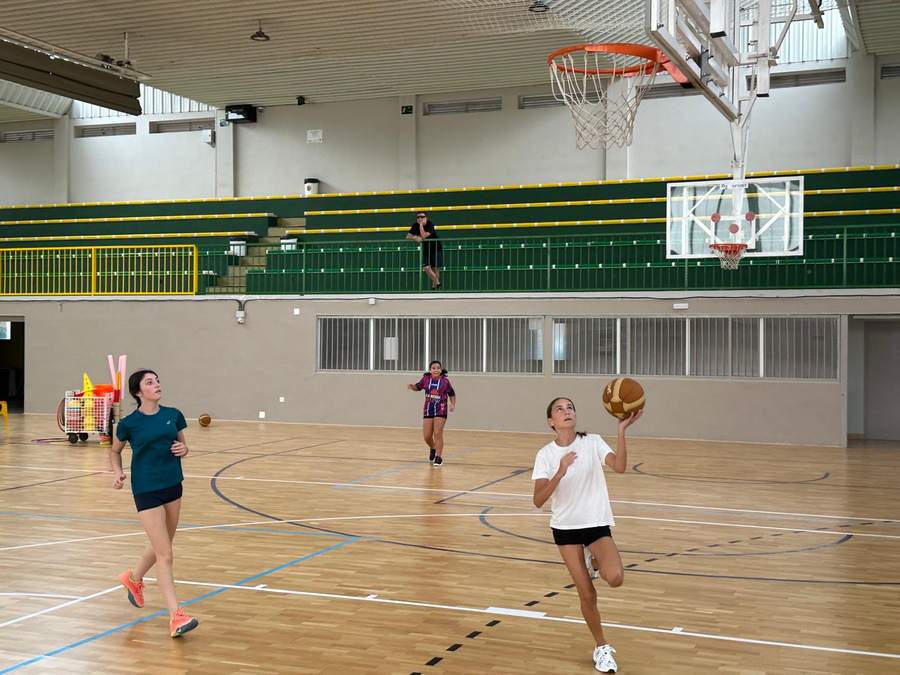 Participante del Campus de Pretemporada del CB Tomelloso realizando un lanzamiento a canasta