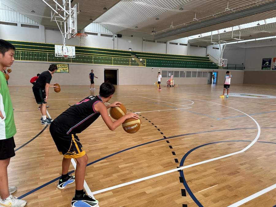 Participantes del Campus de Pretemporada del CB Tomelloso trabajando el bote de balón
