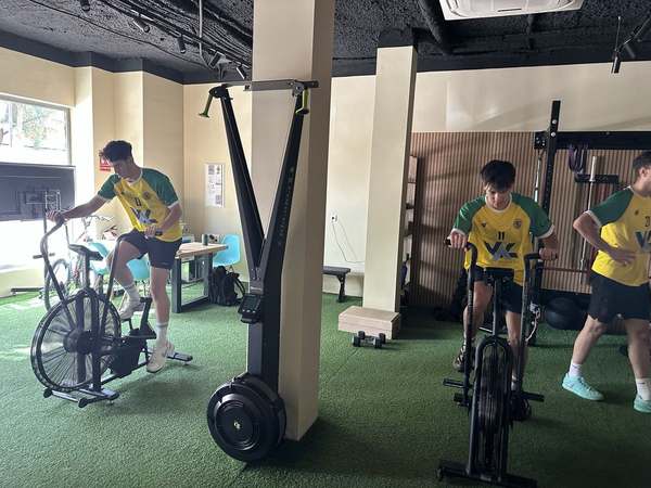 El Val Brokers CB Tomelloso trabaja la fuerza y la prevención de lesiones en el centro de entrenamiento personal V Lab 1 Jugadores del Val Brokers CB Tomelloso realizando ejercicios de cardio en el centro de entrenamiento personal V Lab