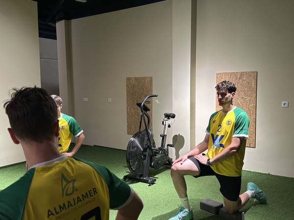 El Val Brokers CB Tomelloso trabaja la fuerza y la prevención de lesiones en el centro de entrenamiento personal V Lab 2 Jugadores del Val Brokers CB Tomelloso en bicicleta estática durante la sesión en V Lab