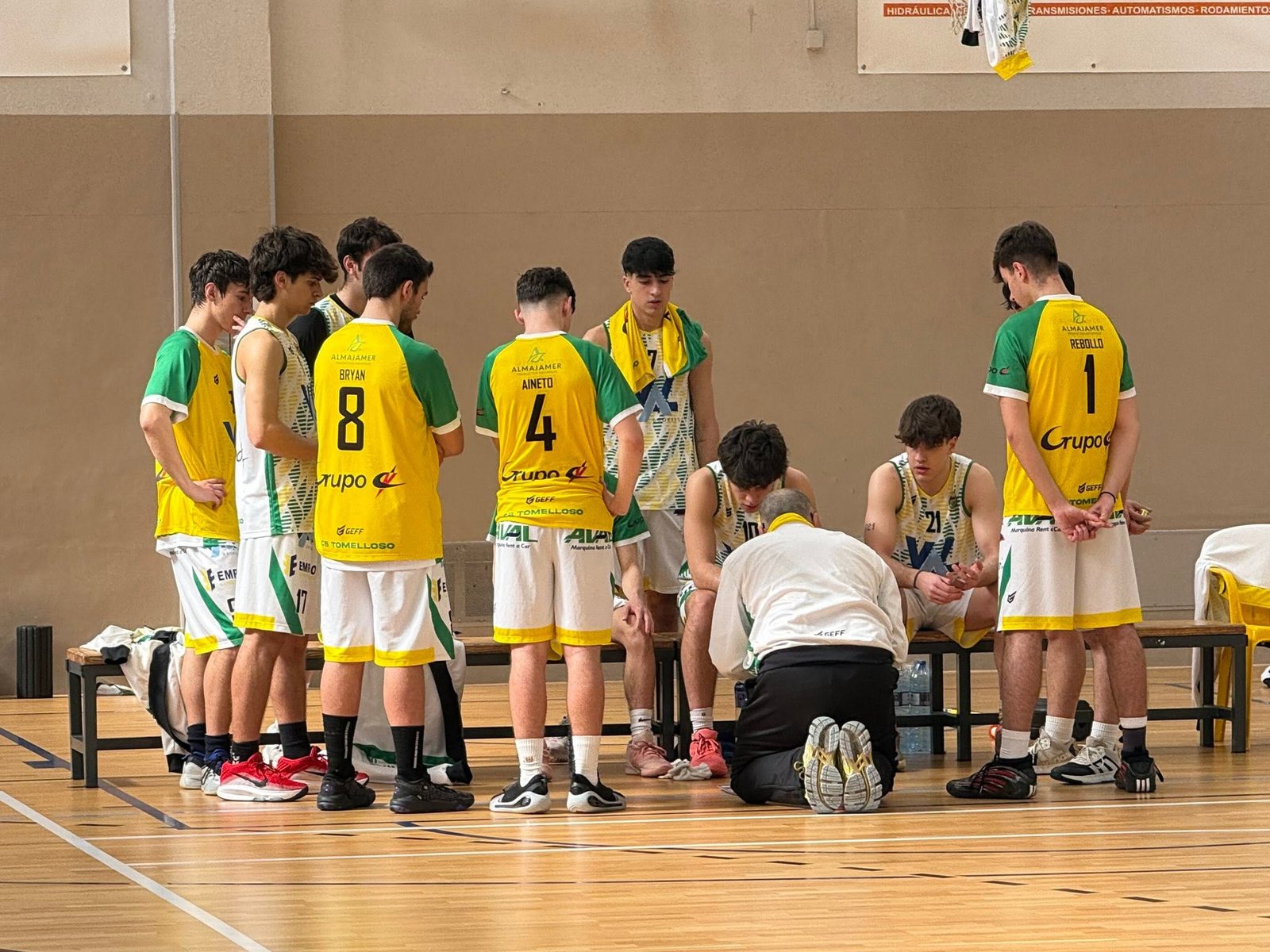 El Val Brokers CB Tomelloso Amarillo impone su ley con intensidad y ritmo ante el Cervantes Ciudad Real Negro, 78-45